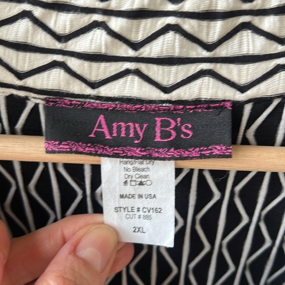 Amy B’s 2XL Black Cream Geo Textured Bell Sleeve Art to Wear Tunic Top - Picture 3 of 11